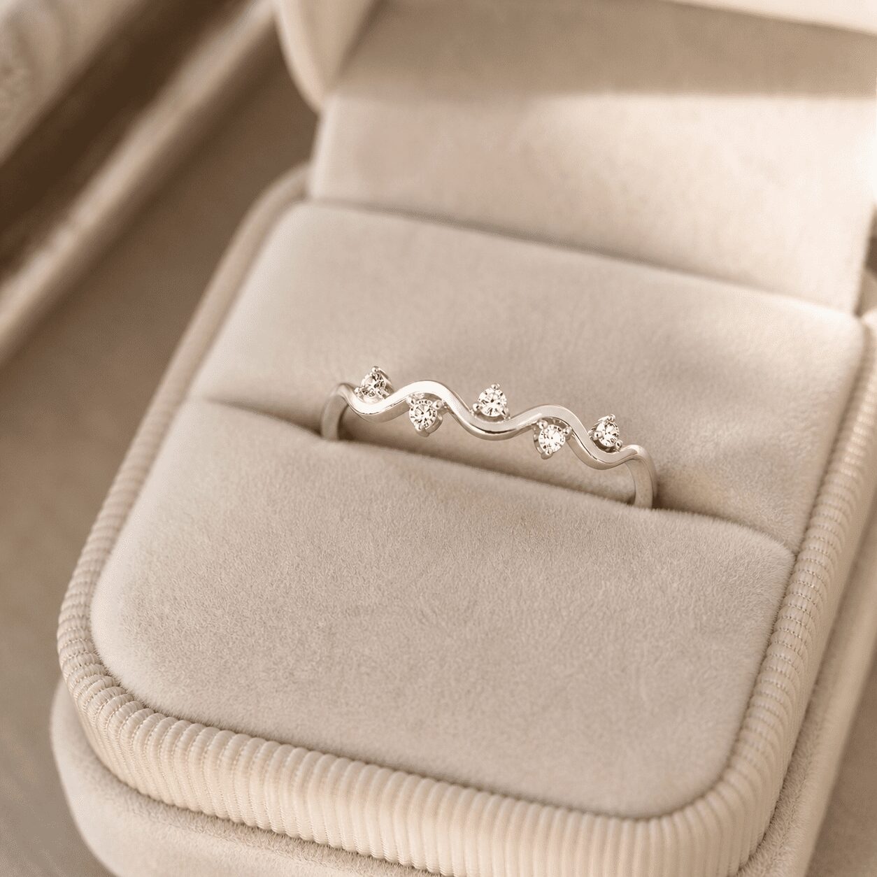 Wave Ring Silver — Minimal Stone Detail